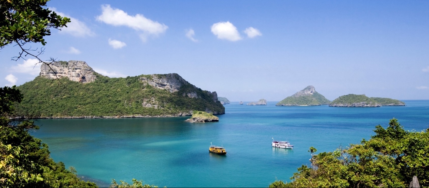 Công viên quốc gia Ang Thong, Thái Lan: Nhóm 42 hòn đảo trù phú này có cả bãi biển, rừng rậm tới các vách núi đáng mơ ước, nơi để bạn bỏ lại tất cả những muộn phiền của cuộc sống đầy căng thẳng. Du khách có thể lặn ngắm san hô, đi ngắm khỉ trogn rừng, hay đơn giản tìm cho mình một vịnh nhỏ riêng để nằm dài tắm nắng.