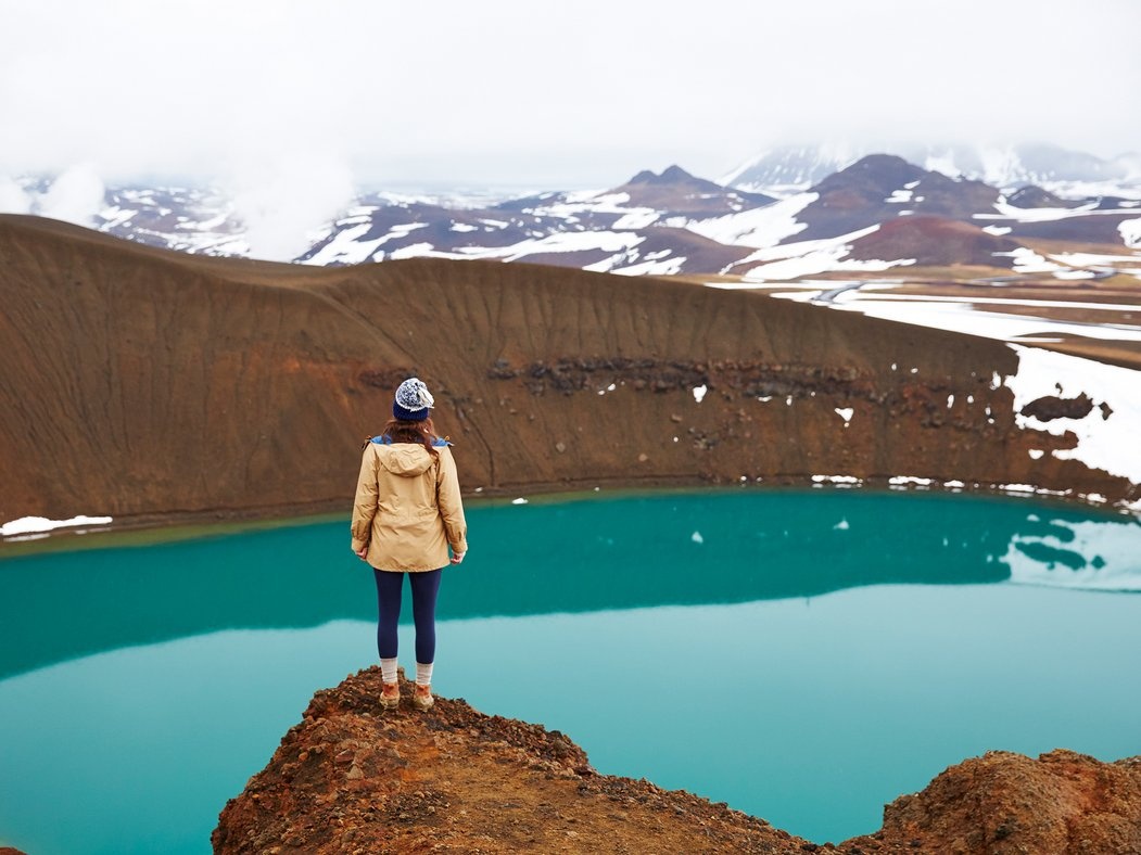 Một vách đá ở Iceland: Khung cảnh hoang lạnh, rộng lớn và hùng vĩ trên vách đá cao nhìn xuống biển của Iceland sẽ cho bạn không gian riêng tư để có thể trải lòng.