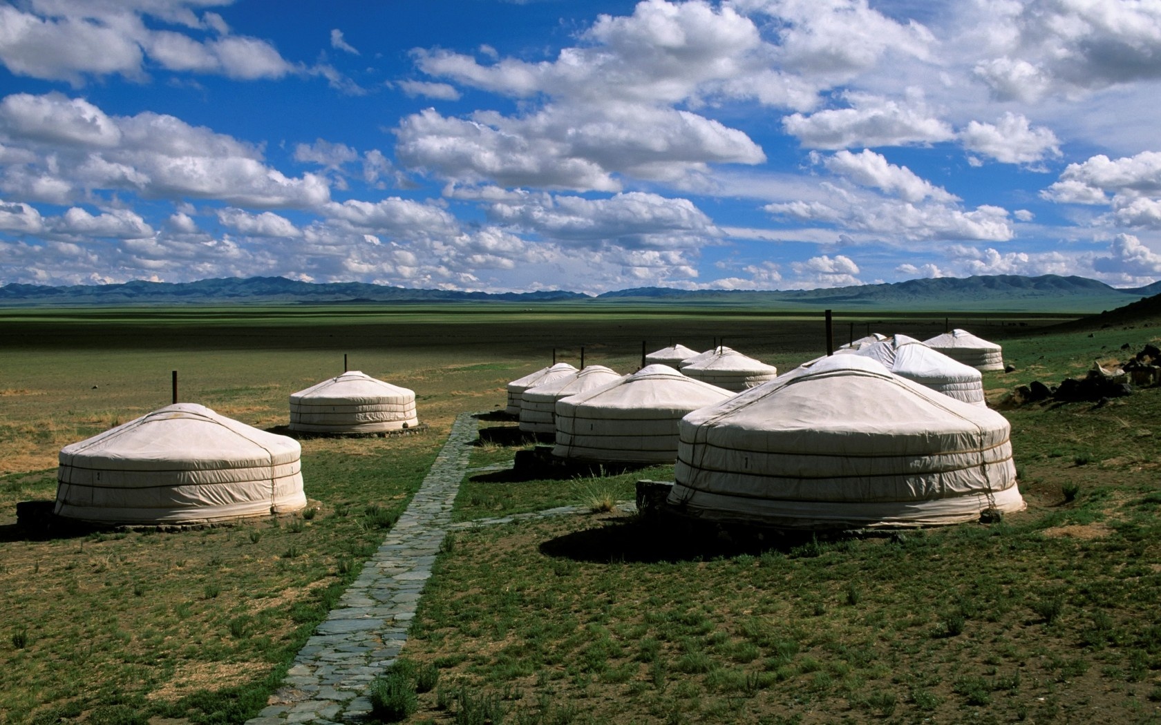 Xa rời thế giới ở Three Camel, Mông Cổ: Tại khu trại này, bạn sẽ được trải nghiệm cuộc sống du mục tuy có phần dễ chịu hơn.  Điểm có internet gần nhất cách trại hàng trăm cây số, do đó bạn có thể sớm quên chiếc điện thoại thông minh của mình đi.