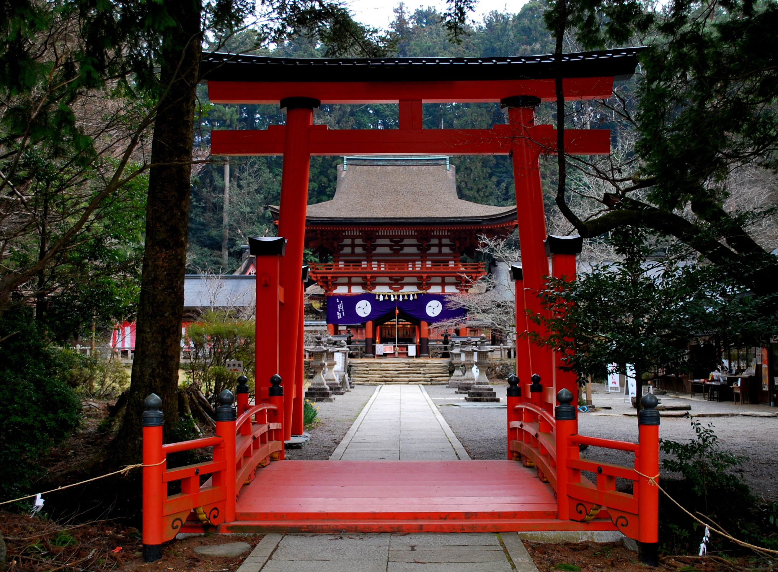 Sự hòa hợp tôn giáo: Là một quốc gia hiện đại với công nghệ tân tiến, Nhật Bản vẫn chịu ảnh hưởng lớn từ truyền thống và tôn giáo trong đời sống thường ngày. Du khách có thể thấy các đền miếu với đủ quy mô khắp thành phố. Điều tuyệt vời là sự hòa hợp giữa hai tôn giáo chính: đạo Phật và đạo Shinto. Phần lớn người dân đều thờ cúng các vị thần, Phật thuộc cả hai đạo. Ảnh: Wherenextjapan.