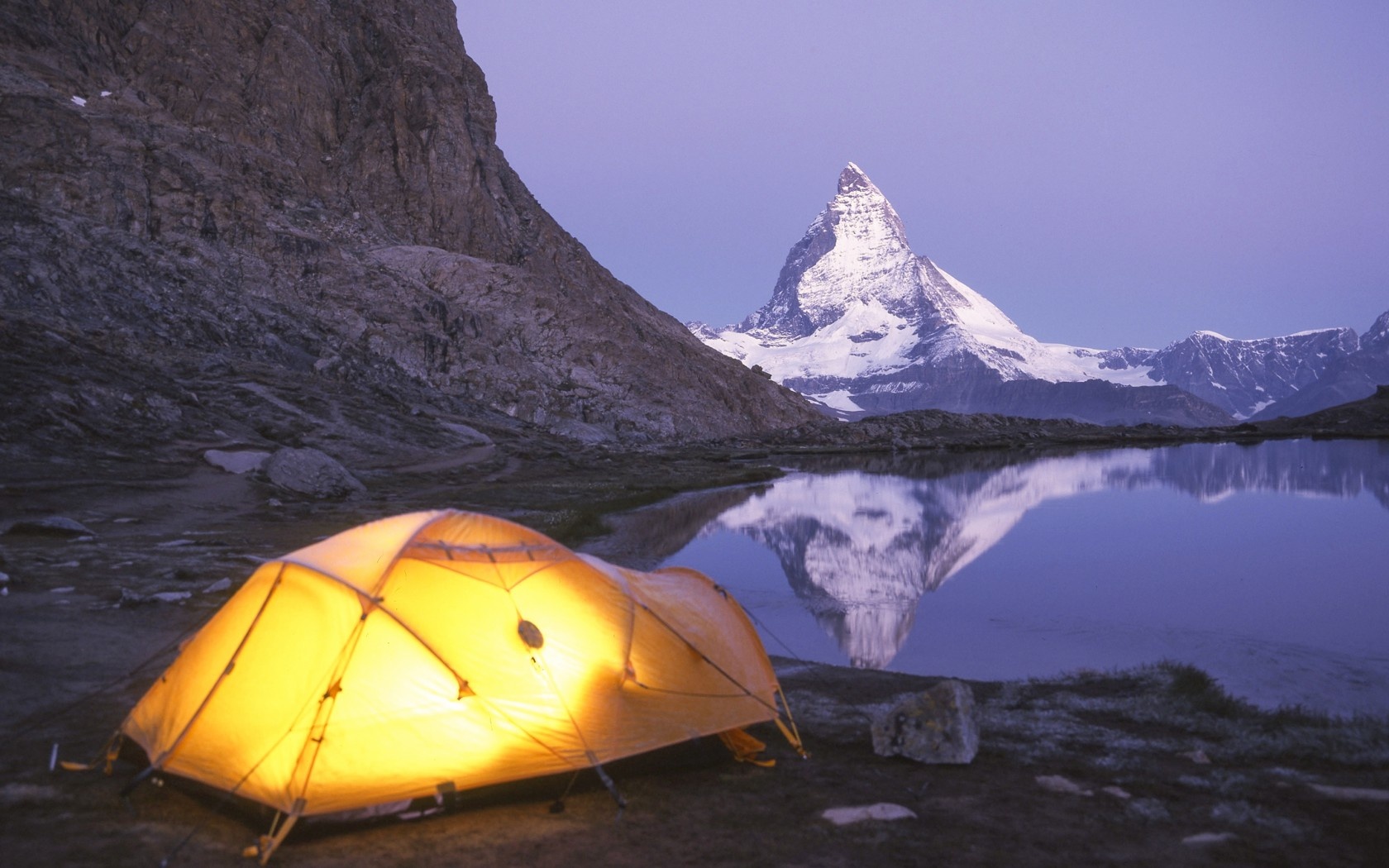 Cắm trại ở vùng hoang dã của Thụy Điển và Na Uy:  Ngày nay các khu cắm trại đông khách không thiếu wi-fi, nhưng ở những khu hoang dã, công nghệ chỉ còn là bếp ga và pin AA. Với địa hình đa dạng cùng khung cảnh hùng vĩ, bạn sẽ không ngần ngại thả mình vào thiên nhiên thay vì xem facebook hàng giờ. 