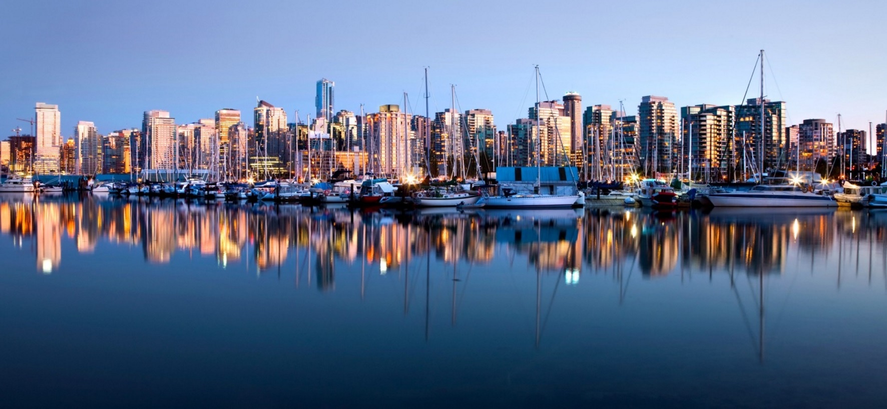 Vancouver, Canada: Bao quanh bởi biển và núi, Vancouver vừa có sự hào hứng của một thành phố, vừa có những khung cảnh thiên nhiên khiến du khách sững sờ. Đừng bỏ lỡ cơ hội ghé thăm công viên bán hoang dã Stanley - trái tim xanh của thành phố tuyệt vời này.