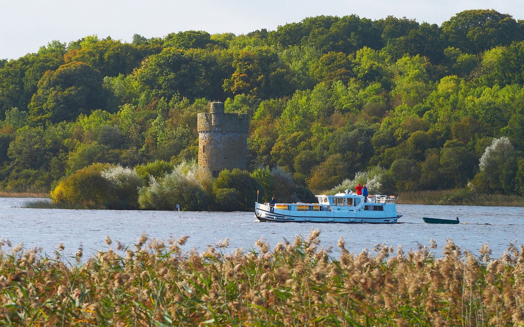 Ngủ trong lều ở Bắc Ireland: Căn lều đá này nằm gần Lisnaskea ở hạt Fermanagh, chỉ có những vật dụng cơ bản nhất. Khi không còn mải dán mắt vào màn hình, đầu óc bạn sẽ được thảnh thơi để chiêm ngưỡng và ghi nhớ vẻ đẹp của vịnh và hòn đảo xanh tươi tuyệt đẹp.