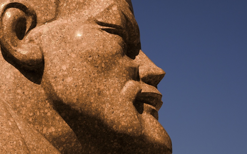 7. Công viên Memento, Hungary: Công viên Memento nằm ở ngoại ô Budapest là nơi lưu giữ hàng chục bức tượng từ thời Chiến tranh lạnh, do kiến trúc sư Akos Eleod thiết kế và mở cửa từ năm 1993.