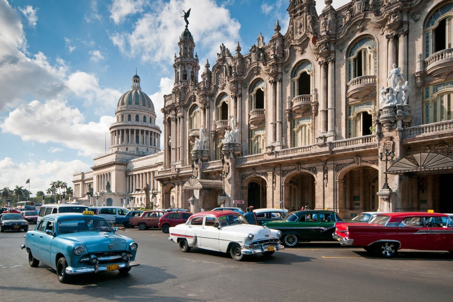Đi trốn ở Havana, Cuba: Tới Cuba, du khách có cảm giác như trở về thế kỷ trước, với những chiếc xe cổ đi lại trên phố, ít các tiện nghi công nghệ. Bạn sẽ được rời khỏi vòng vây của các thiết bị điện tử, thả hồn tận hưởng sự quyến rũ của thành phố đầy nắng này. Ảnh: Cntraveller.