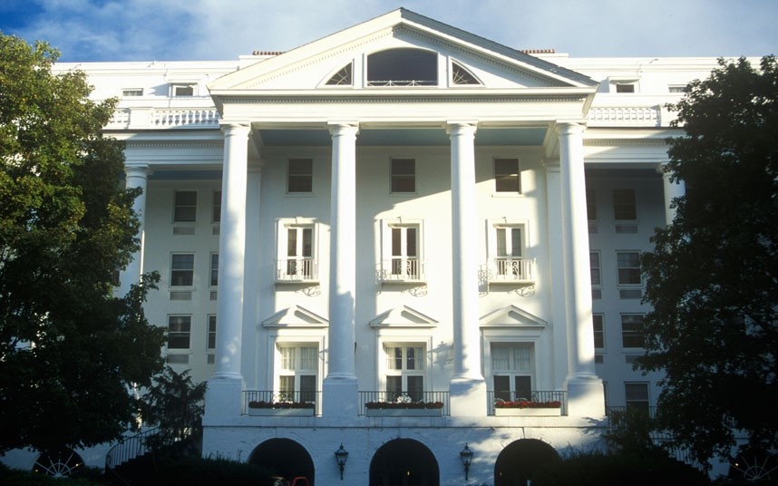 8. Greenbrier, Mỹ: Vào những năm 1950, chính phủ Mỹ đã xây dựng một cơ sở ngầm dưới Greenbrier, một khách sạn nghỉ dưỡng ở Tây Virginia. Boongke này được dự tính là nơi trú ẩn cho Quốc hội nếu xảy ra chiến tranh hạt nhân. Boongke này có lượng thực phẩm và đồ dùng đủ cho 30 năm, nhưng chưa từng được sử dụng. Giờ đây, du khách ở tại khách sạn có thể xuống nơi này tham quan.