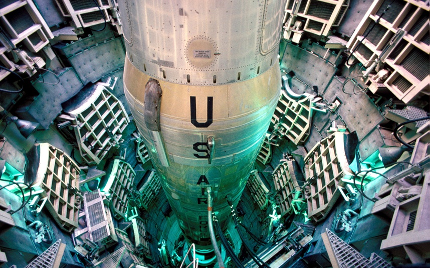 9. Bảo tàng tên lửa Titan, Mỹ: Nằm ở Arizona, bảo tàng Titan có tường dày 2,4 m, 3 cửa chống bom. Du khách sẽ được thấy chiếc tủ cất chìa khóa bệ phóng và đứng dưới đầu đạn khổng lồ.