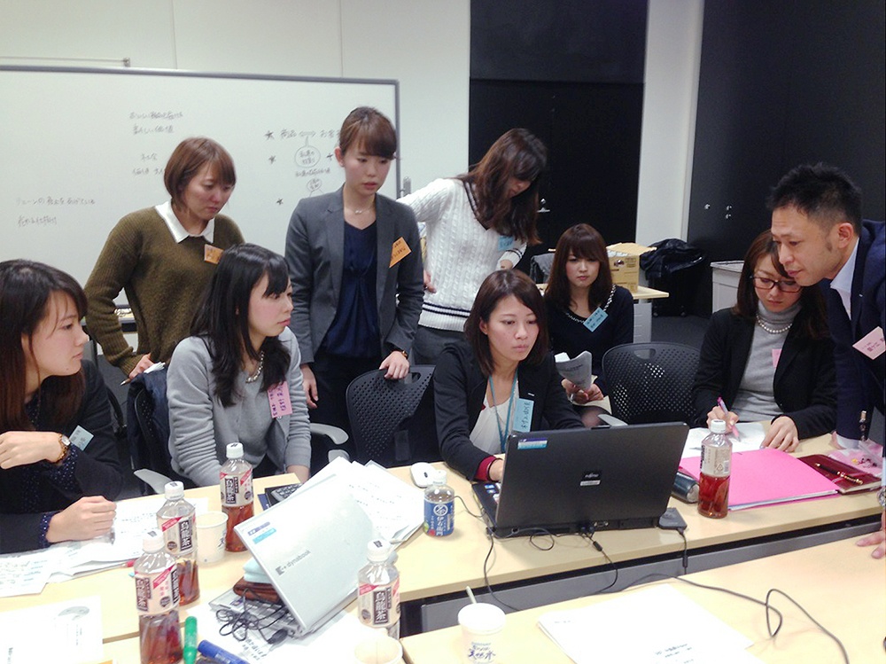 Tinh thần tập thể: Tại xứ hoa anh đào, người dân rất coi trọng tinh thần tập thể. Khi làm việc nhóm, họ chia sẻ công việc với nhau. Họ cũng thích thảo luận ý kiến với đồng nghiệp để cùng ra quyết định, thay vì lên tiếng một mình. Tinh thần tập thể này khiến người Nhật thành công không chỉ tại quê hương mà ở nhiều quốc gia trên thế giới. Ảnh: Suntory.