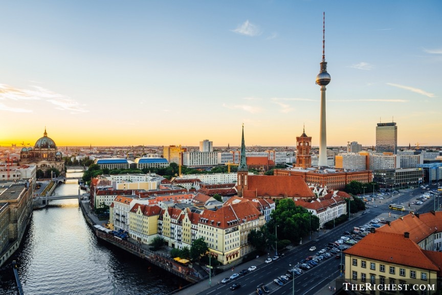 Berlin, Đức: Cuộc sống về đêm ở thành phố này là một trải nghiệm tuyệt vời, với những công trình ấn tượng, ẩm thực thú vị mà giá cả không quá đắt đỏ. 