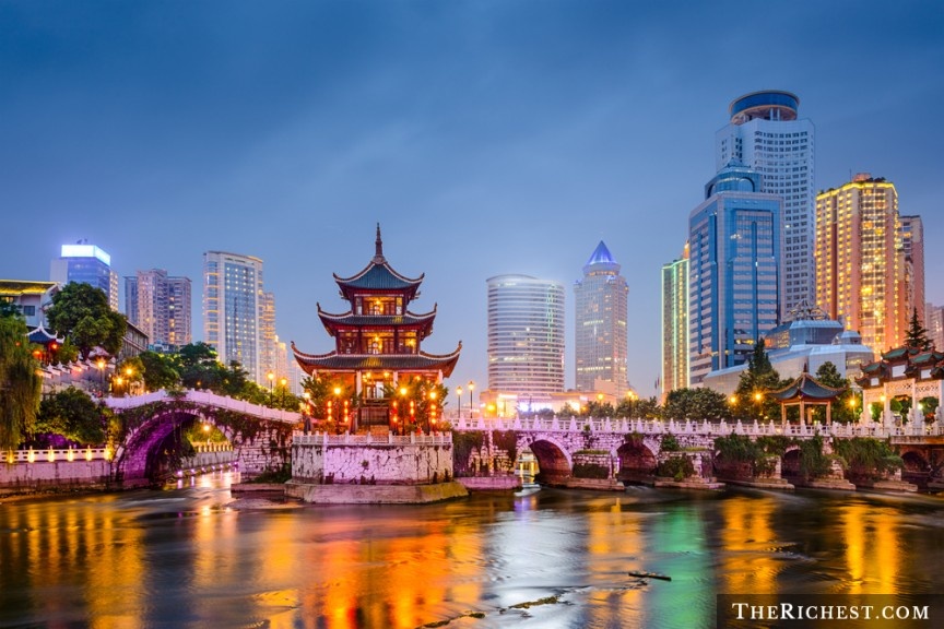 Trung Quốc: Hong Kong là một trong những nơi lý tưởng cho các chàng trai độc thân khám phá, với cuộc sống về đêm sôi động, thức ăn ngon tuyệt, nền văn hóa độc đáo và con người cởi mở, thân thiện.