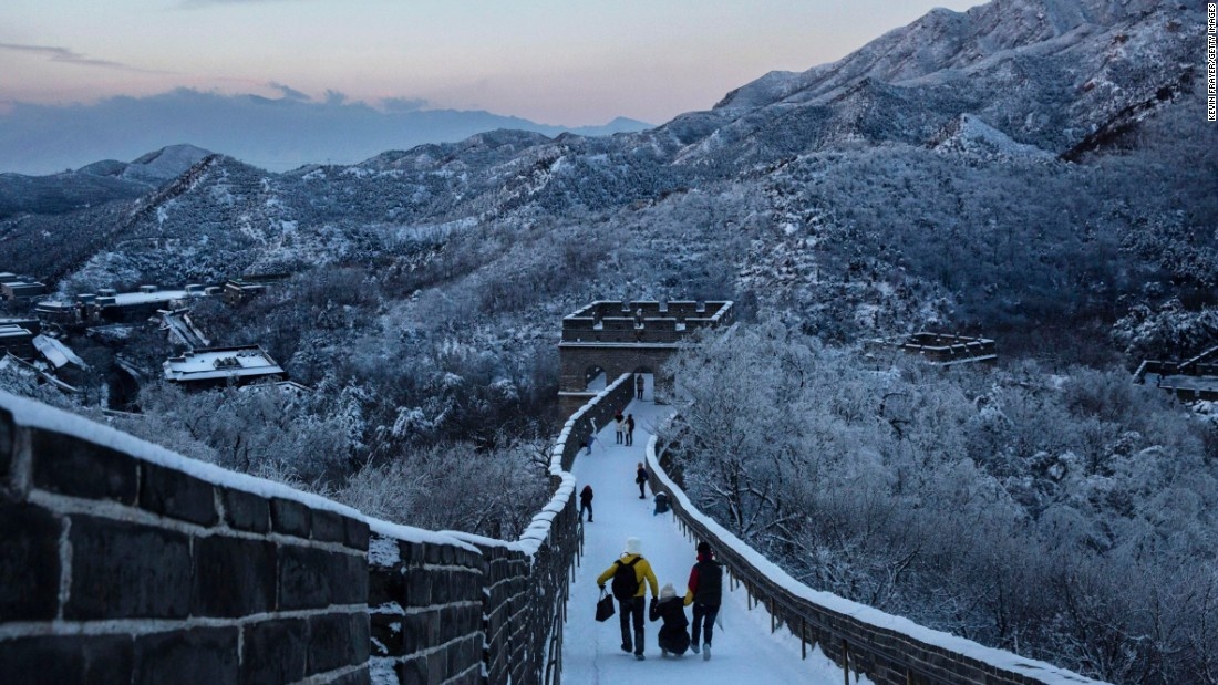 Với một số người, việc đi trên lớp tuyết mỏng khá trơn là một thử thách.