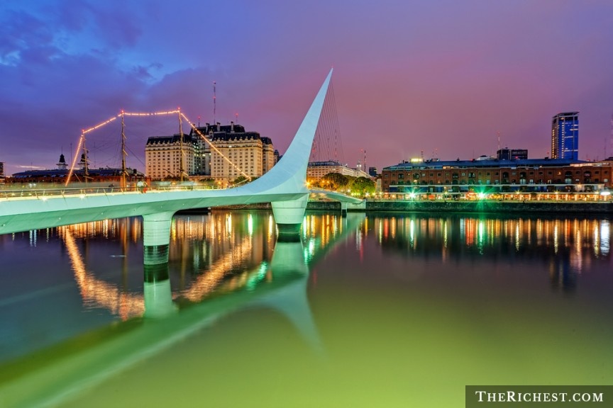 Buenos Aires, Italy: Phụ nữ ở Buenos Aires nổi tiếng với vẻ đẹp quyến rũ. Thành phố sôi động này được mệnh danh là “Paris của Nam Mỹ”. Các câu lạc bộ âm nhạc là nơi lý tưởng để bạn gặp gỡ và làm quen với các cô gái. Đừng từ chối nếu họ đề nghị dạy bạn nhảy tango. Ngoài ra, Buenos Aires còn có nhiều bãi biển tuyệt đẹp.
