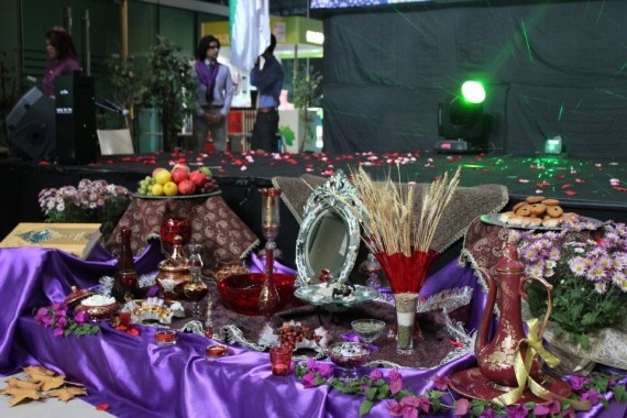 Mehregan, Iran: Lễ hội này có lịch sử từ thế kỷ 4 trước Công nguyên, được tổ chức vào ngày thứ 196 của năm theo lịch Iran, năm nay là vào ngày 2/10 dương lịch. Mehregan ăn mừng một mùa bội thu và tôn vinh nữ thần Mehr. Người dân sẽ mặc quần áo mới, tụ họp cùng nhau và thưởng thức những bữa tối thịnh soạn.