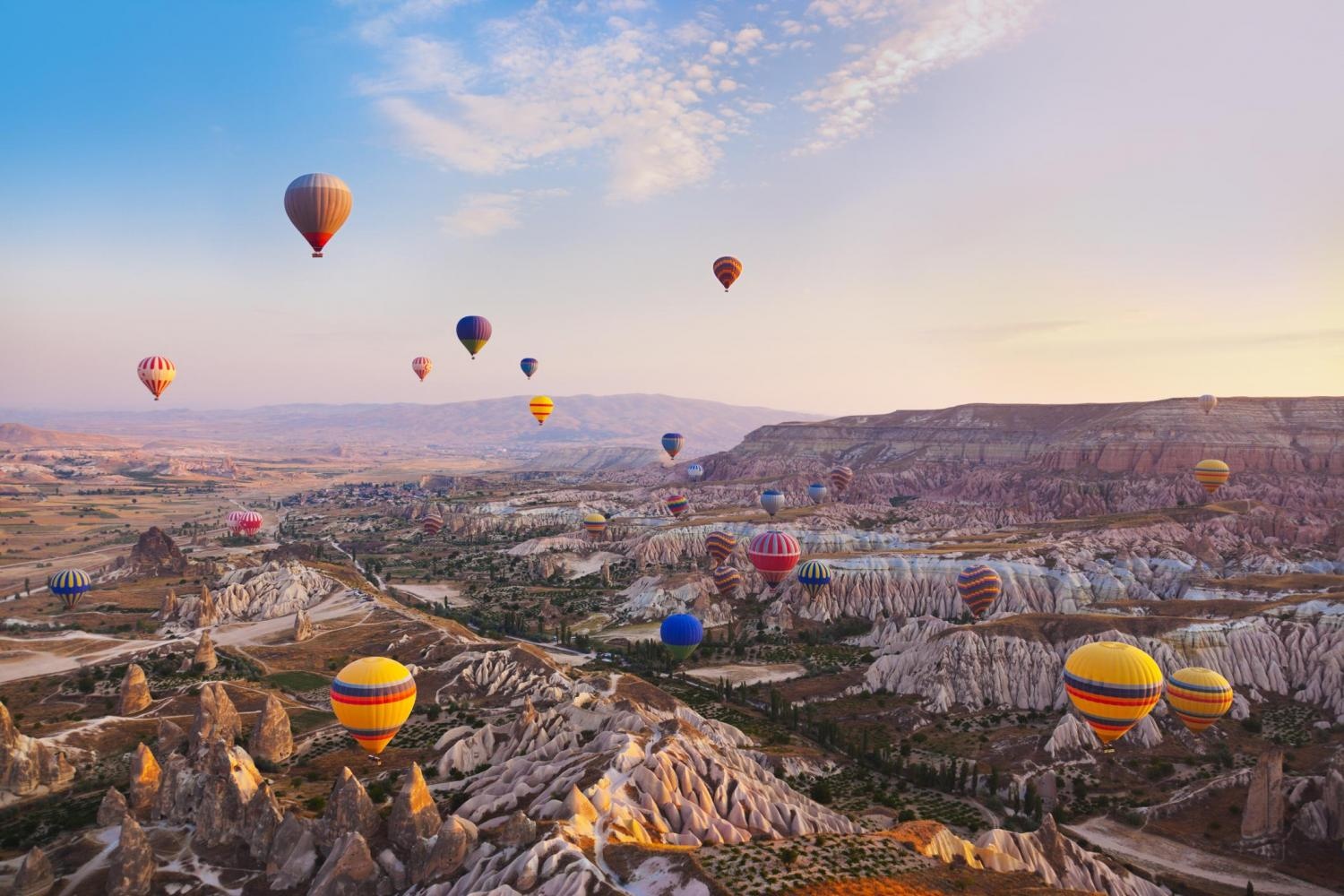Ống khói tiên, Cappadocia, Thổ Nhĩ Kỳ: Các cột đá sừng sững này tạo ra cảnh tượng như không có thật trên trái đất. Người dân nơi đây làm nhà và dựng các công trình bên trong các “ống khói tiên” này. Du khách có thể đăng ký tour tham quan bằng khí cầu để ngắm toàn cảnh. Ảnh: Grayline.