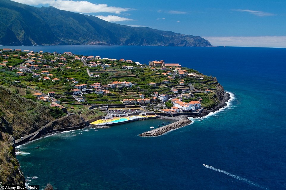 1. Ponta Delgada, Azores, Bồ Đào Nha (63%): Với nhiều hãng mở đường bay tới Azores, khu vực hẻo lánh này của Bồ Đào Nha trở thành điểm đến du lịch giá rẻ được nhiều người yêu thích.