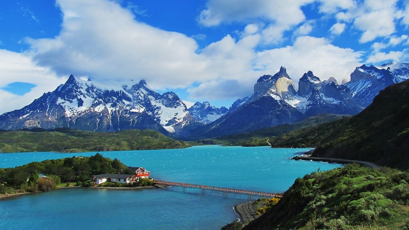 Torres del Paine, Chile: Ở trung tâm Patagonia, công viên quốc gia Torres del Paine có sông băng uốn lượn giữa các dãy núi hùng vĩ và đồng cỏ xanh tươi. Du khách có thể cắm trại ở đây để chiêm ngưỡng khung cảnh nguyên sơ, khoáng đạt. Ảnh: Imgur.
