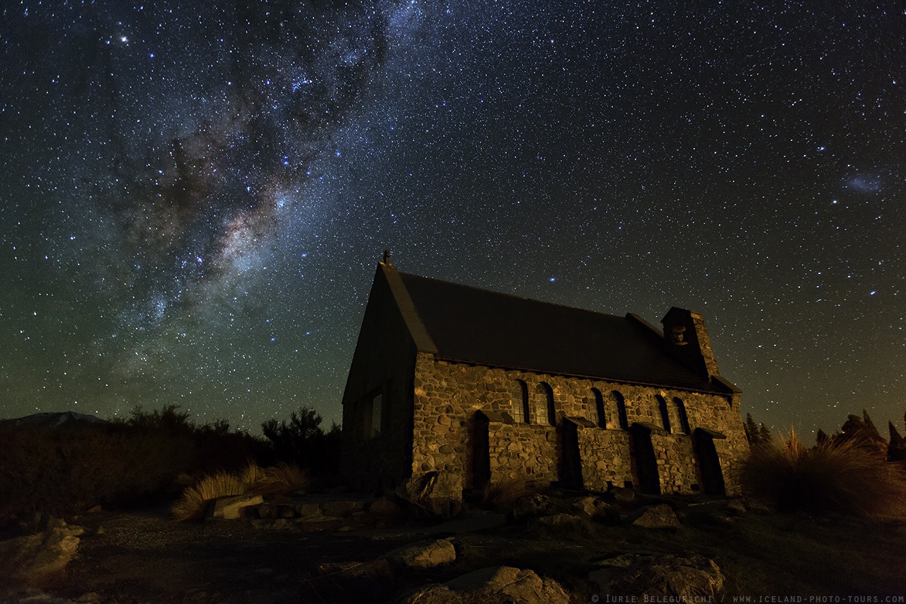 Lưu vực Mackenzie, New Zealand: Nhờ không khí sạch và khô, vào buổi đêm, du khách sẽ được chiêm ngưỡng dải ngân hà lộng lẫy. Công viên quốc gia Aoraki cùng lưu vực Mackenzie là Khu bảo tồn trời tối quốc tế thứ 4 trên thế giới, một trong những điểm ngắm sao tuyệt nhất thế gian. Ảnh: Guidetonewzealand.