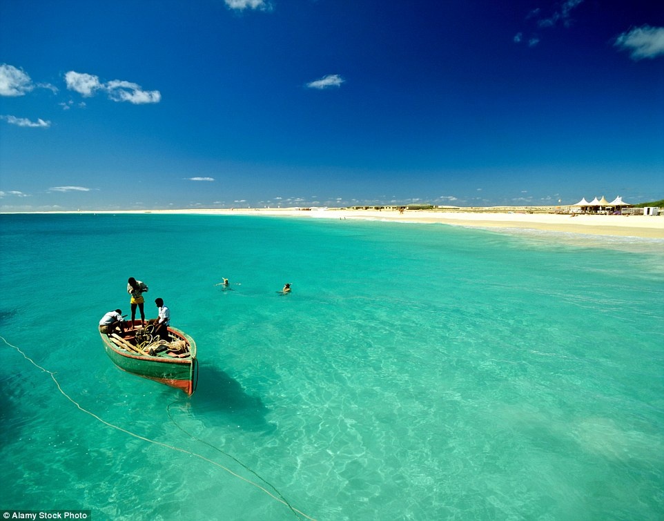 5. Sal, Cape Verde (14%): Nổi tiếng với những bãi biển nguyên sơ và các con phố rải sỏi, đảo Sal đang trở thành một điểm đến hấp dẫn.