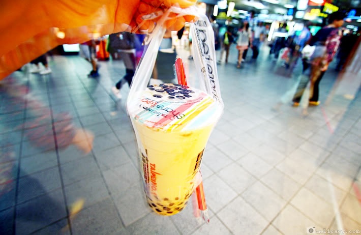 1. Trà sữa trân châu ở Đài Bắc: Thăm chợ đêm là một trong những trải nghiệm ẩm thực không thể bỏ qua khi tới Đài Bắc. Trong đó, Shilin là khu chợ lớn nhất và cổ nhất, với đủ món ăn vặt từ trứng đúc sò tới đậu phụ thối. Ở chợ Gongguan, bạn đừng nên bỏ lỡ cơ hội thưởng thức trà sữa trân châu ngọt ngào đủ vị. Ảnh: Melicacy.