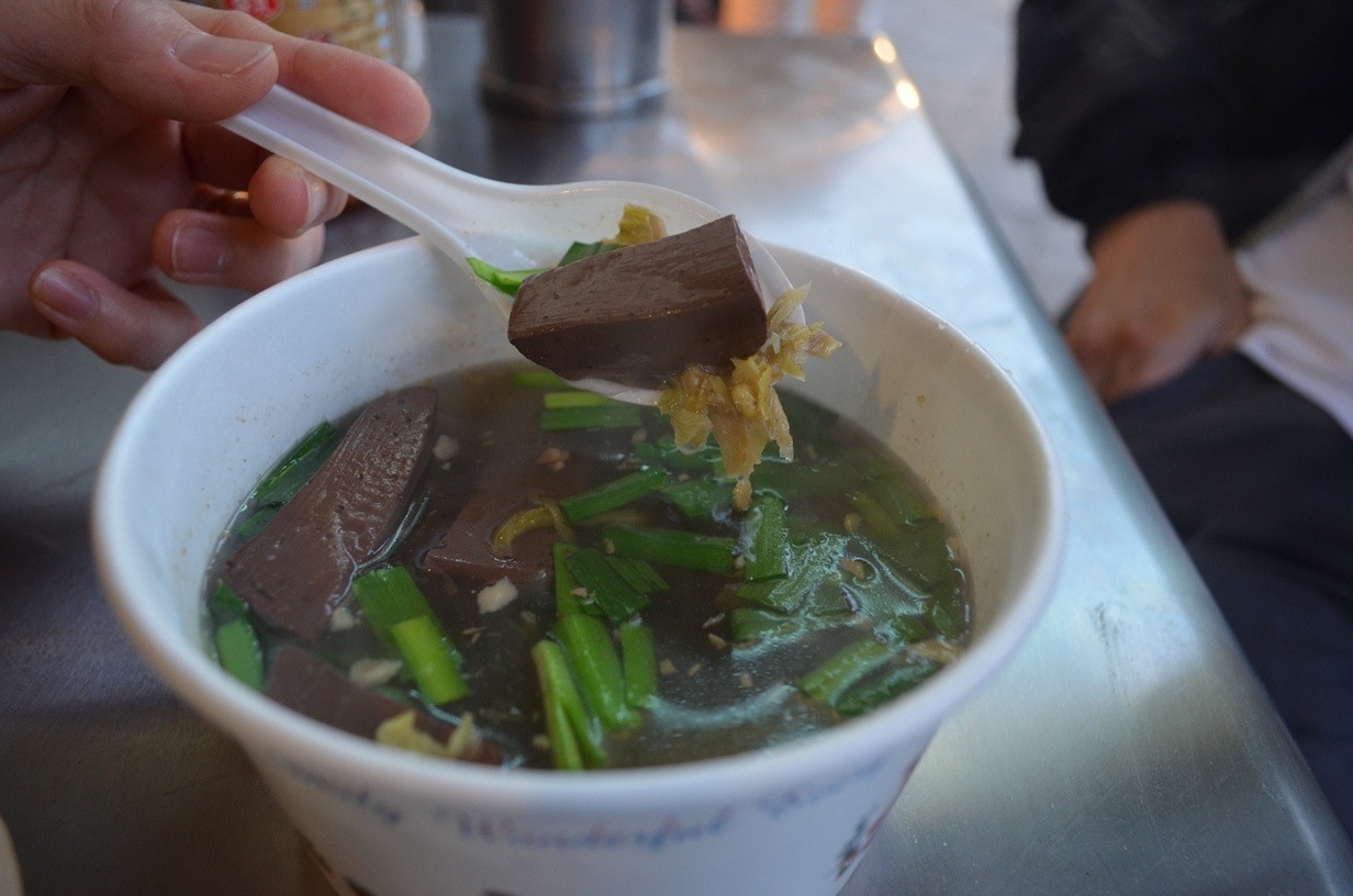 10. Súp tiết lợn ở Đài Đông: Đặc sản Đài Đông này gồm một loại nước dùng đậm đà, tiết lợn cắt miếng vuông, rau thơm, có thể ăn kèm mì.  Ảnh: Explorewithjuno.