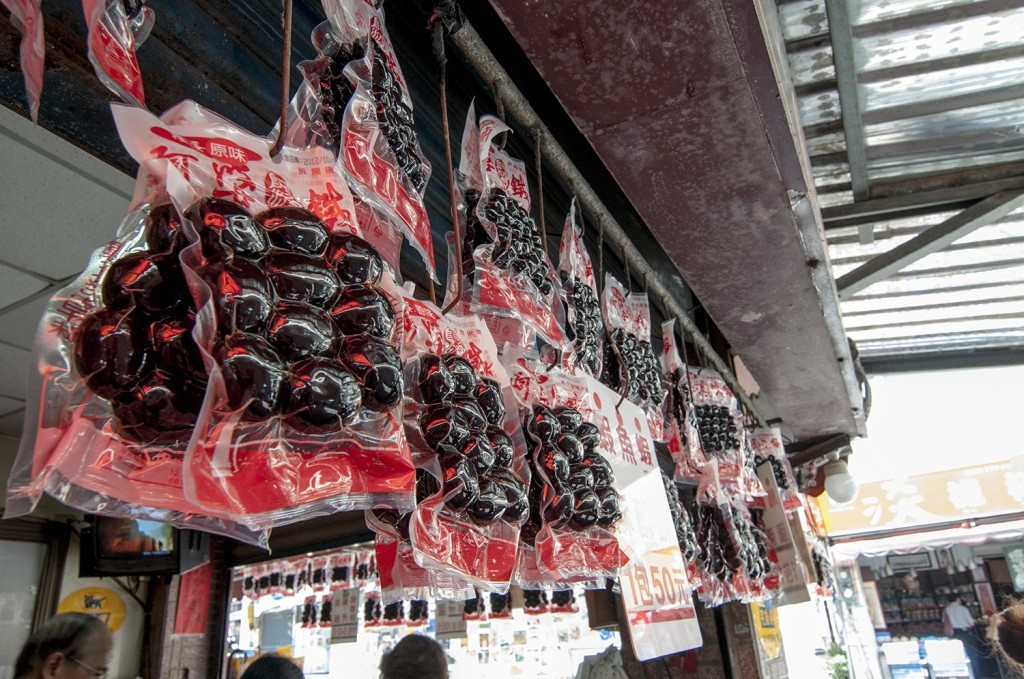 2. “Trứng sắt” ở Đạm Thủy: Đạm Thủy nổi tiếng là nơi có ẩm thực độc đáo, có thể đi lại trong ngày từ Đài Bắc. Món “trứng sắt” được làm từ trứng gà hoặc trứng cút ngâm và luộc trong xì dầu cho tới khi chuyển màu đen và có lòng trắng dai, cứng. Ảnh: Tku.