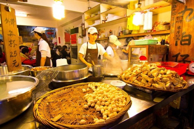 5.  Súp cá viên ở Cửu Phần: Viên cá được làm cầu kỳ, nấu trong nước dùng đậm đà, nóng hổi. Đây là món ăn lý tưởng cho một ngày trời lạnh khi tới Cửu Phần. Ngoài ra, bạn nên ghé thăm quán trà Cửu Phần, nơi đã có lịch sử hơn 100 năm. Ảnh: Roughguides.