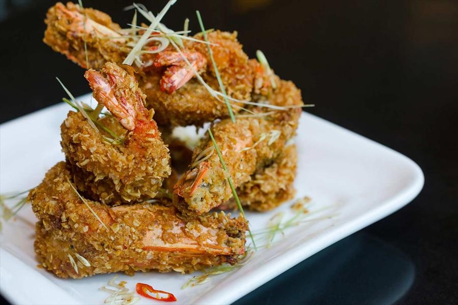 6. Tôm chiên ở Lộc Cảng: Món tôm chiên cùng húng quế này ghi điểm bởi độ tươi ngon, được bày bán ở các quầy ăn và nhà hàng trước cửa đền Tianhou.  Ảnh: Munchpunch.