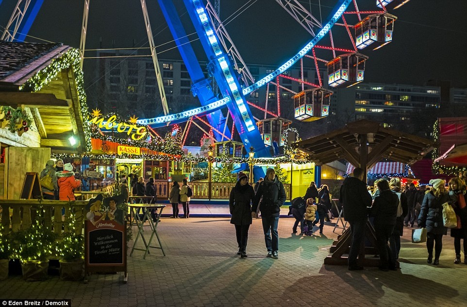 Từ 23/11, các khu chợ Giáng Sinh ở Berlin, thủ đô nước Đức, đã mở cửa đón khách, với các gian hàng bày bán đồ ăn, đồ trang trí và quà tặng. Tới chợ Weihnachstzeit, bạn có thể đi đu quay để ngắm nhìn thành phố từ trên cao.