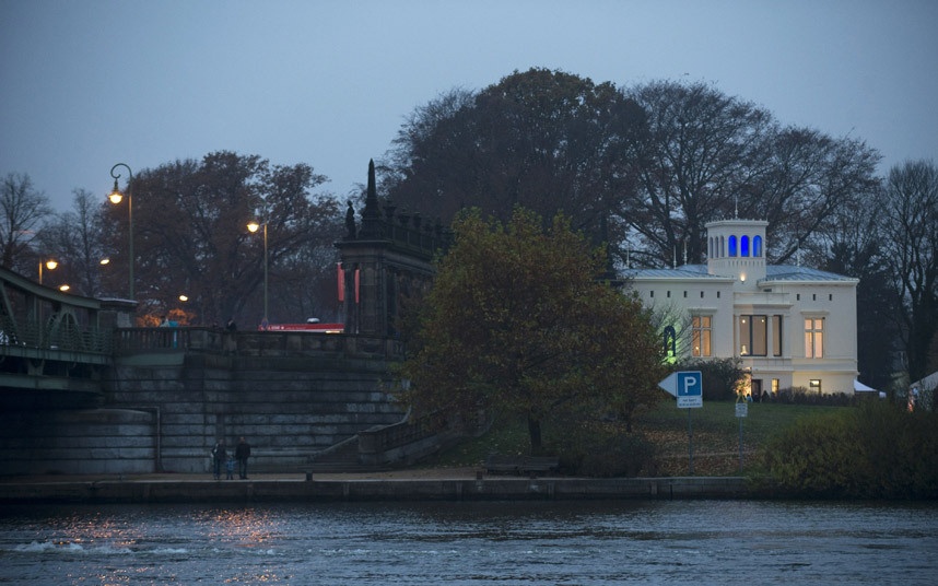 Biệt thự Schöningen, Berlin, Đức: Nằm không xa cầu Glienicke, biệt thự Schöningen từng là nơi ở của một đại tướng Phổ, một giám đốc ngân hàng người Do Thái, trung tâm chăm sóc trẻ em Đông Đức. Hiện tại, nơi đây trưng bày các hiện vật về lịch sử của cây cầu, các sự kiện trong thời kỳ căng thẳng nhất của Chiến tranh lạnh.