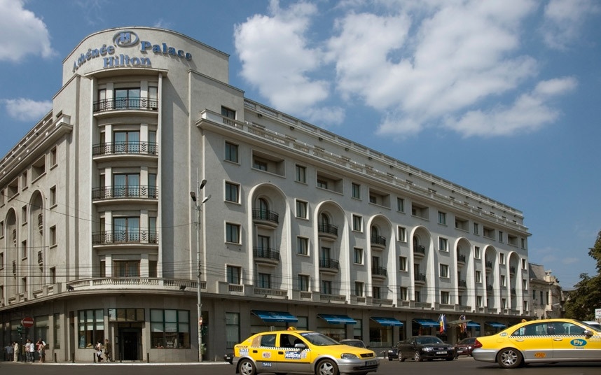 Khách sạn Athenee Palace, Bucharest, Romania: Khách sạn lịch sử Athenee Palace ở thủ đô của Romania nổi tiếng với vai trò là “hang ổ” gián điệp vào Thế chiến II và Chiến tranh lạnh. Được xây dựng vào năm 1914 và cải tạo vào năm 1937, Athenee Palace là nơi các gián điệp Anh và lực lượng Gestapo (cảnh sát ngầm của Đức Quốc xã) thường lui tới. Sau khi quốc hữu hóa khách sạn vào năm 1948, chính phủ đã gài máy nghe lén vào mọi phòng, điện thoại, cho người đưa tin làm nhân viên. Năm 1994, Hilton đã mua lại Athenee Palace.