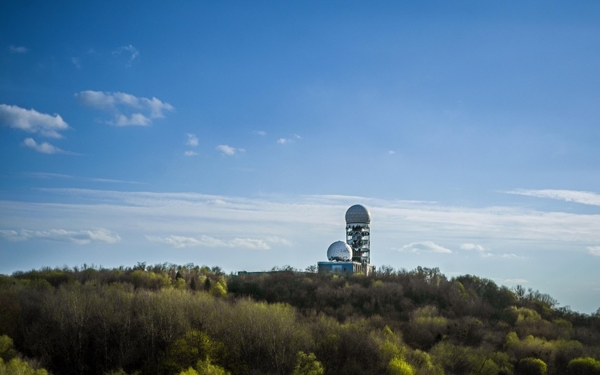 Teufelsberg, Berlin, Đức: Ngọn đồi nhân tạo Teufelsberg được đắp từ gạch đá vụn của thành phố Berlin sau Thế chiến II. Nơi này có vị trí và độ cao lý tưởng để Mỹ bắt sóng radio của Nga ở Đông Đức và các vùng khác.