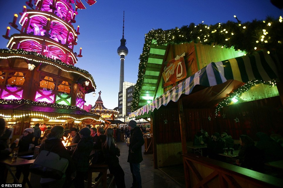 Chợ Alexanderplatz hoạt động suốt tháng 12, với vị trí lý tưởng gần tháp truyền hình thành phố.