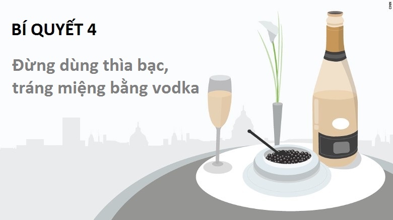 Cách thưởng thức: Nên dùng thìa được làm từ các nguyên liệu trung tính như gỗ hay xương, do bạc sẽ phản ứng với trứng cá. Cho nửa thìa trứng cá vào miệng, dùng lưỡi ép trứng vào vòm miệng cho chúng vỡ ra. Để tẩy vị và ăn miếng tiếp theo, hãy nhấp một ngụm vodka hay champagne.