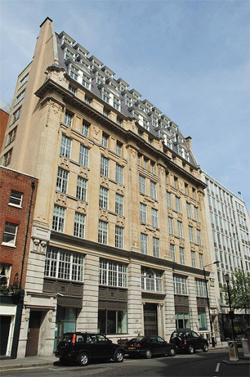 Số 54 Broadway, London, Anh: MI6 (Tình báo quân đội-phòng 6) của Anh đã chuyển trụ sở về đây vào năm 1926, dưới chức danh “Công ty thiết bị chữa cháy Minimax”. Tuy nhiên, nhiều tài xế taxi London đã nhanh chóng nhận ra vai trò gián điệp của tòa nhà. Giữa những năm 1930, tình báo Đức đã cho một nhân viên giả làm người bán diêm mù đứng đối diện để giám sát hoạt động ra vào.