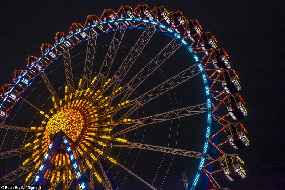 Đu quay của chợ Weihnachtszeit được trang trí lộng lẫy và có các buồng được sơn màu truyền thống.