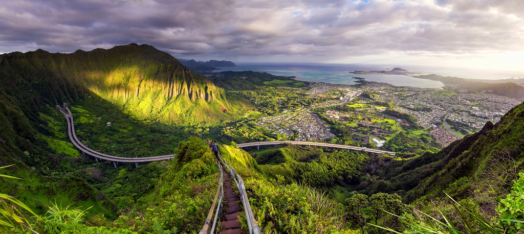 Từ tháng 1 tới tháng 5 năm nay, hơn 100 người đã phải ra tòa và 5 người bị bắt giữ vì vi phạm lệnh cấm này. Lối vào cầu thang thường có bảo vệ. Tuy nhiên, nhiều người vẫn liều lĩnh để được tận hưởng khung cảnh hùng vĩ và trải nghiệm cảm giác mạo hiểm. Ảnh: Buzzwok.