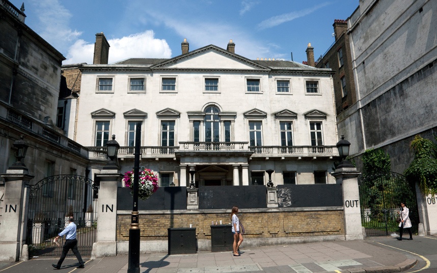 Hộp đêm In and Out, London, Anh: Ngoài vai trò là địa điểm tuyển dụng cho MI5 và MI6, hộp đêm này còn là nơi MI6 tạo dựng thành địa điểm xảy ra cái chết của một sĩ quan người Anh trong Thế chiến II. Xác của sĩ quan này được thả xuống ngoài khơi Tây Ban Nha. Điều này khiến Đức Quốc xã tin rằng cuộc đổ bộ Normandy sẽ diễn ra ở nơi khác.