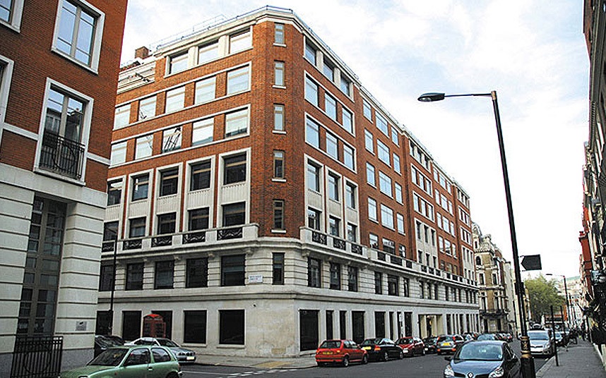 Tòa nhà Leconfield, London, Anh: Đây là trụ sở của MI5 vào đầu năm 1945. Ban đầu, tòa nhà có các cửa sổ đặc biệt để đỡ súng máy, phòng trường hợp quân Đức tới được London. Bên trong, quán bar Pig and Eye từng đón tiếp nhiều gián điệp nổi tiếng như Peter Wright, tác giả cuốn “Spycatcher”.