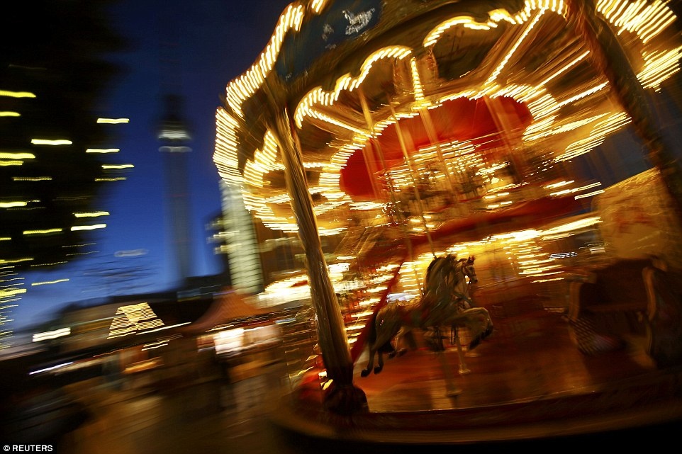 Một vòng quay ngựa gỗ ở Alexanderplatz, hình ảnh quen thuộc và lãng mạn của dịp Giáng Sinh.