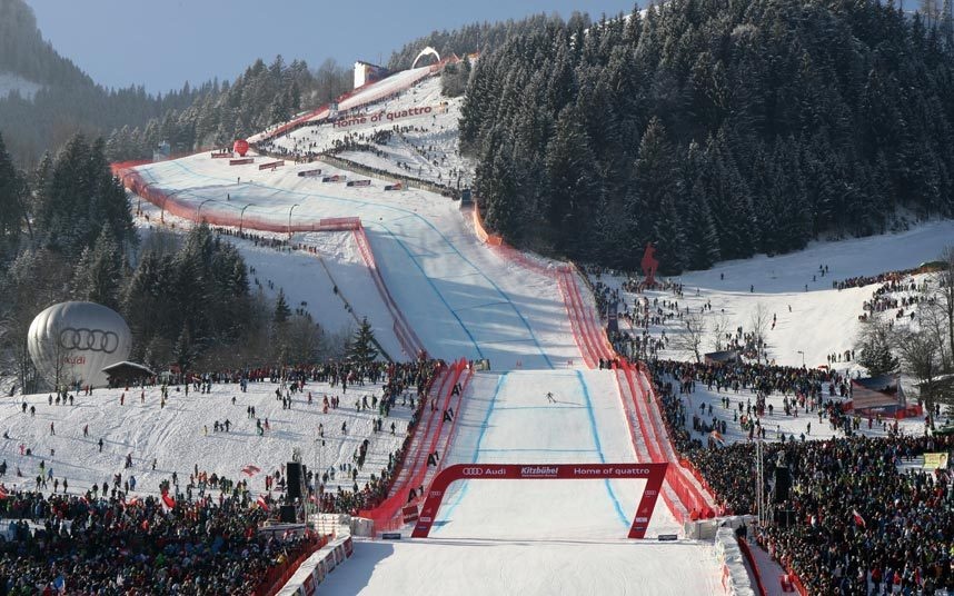 11. Trải nghiệm đường trượt tuyết đáng sợ nhất, Áo: Khu nghỉ dưỡng Kitzbuhel có tuyến đường trượt Streif được mệnh danh là đáng sợ nhất thế giới. Tuy nhiên, trong tương lai du khách sẽ không còn được thử cảm giác phấn khích ở đây nữa, do gần đây lượng tuyết rơi đã giảm mạnh.