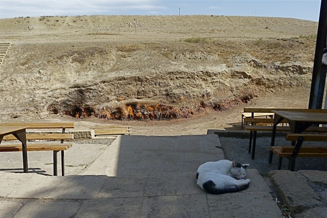 Người dân địa phương thường tắm ở các suối nước nóng trên sườn đồi. Ánh sáng kỳ bí vào buổi đêm khiến nơi đây thu hút nhiều tín đồ Bái hỏa giáo tới làm lễ.