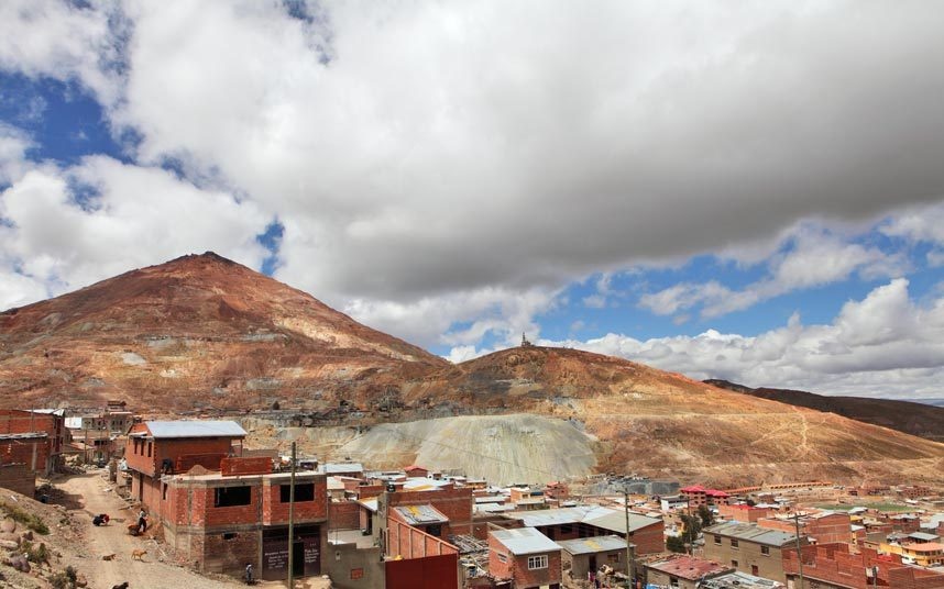 4. Tham quan hầm mỏ ở Potosí, Bolivia: Cerro Rico là một trong những mỏ bạc chính ở Bolivia, được công nhận là Di sản thế giới. Du khách ưa mạo hiểm có thể đăng ký tour tham quan các mỏ đang hoạt động. Nơi này đang cần sự bảo vệ khẩn cấp để cải thiện tình trạng làm việc của thợ mỏ cũng như ngăn chặn các hư hại.