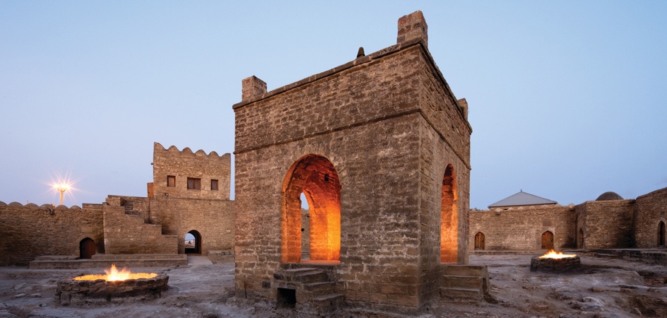 Đền Ateshgah, Baku, Azerbaijan: Cách trung tâm Baku một khoảng không xa, ngôi đền đá được xây từ thế kỷ 17 có một ngọn lửa cháy gần như liên tục từ thời đó tới giờ.  Ảnh: Airportbaku.