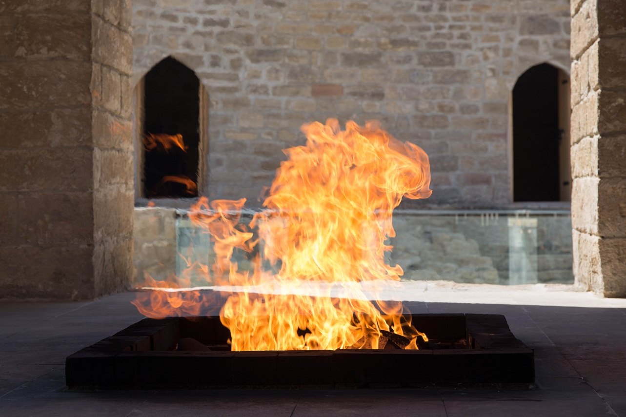 Ngọn lửa từng được tiếp nhiên liệu bởi một túi khí gas tự nhiên ngay dưới ngôi đền. Tuy nhiên, sau khi bị đào bới để tìm nguồn nhiên liệu, ngọn lửa đã tắt vào năm 1969. Từ đó tới nay, khí gas công nghiệp được sử dụng thay thế. 