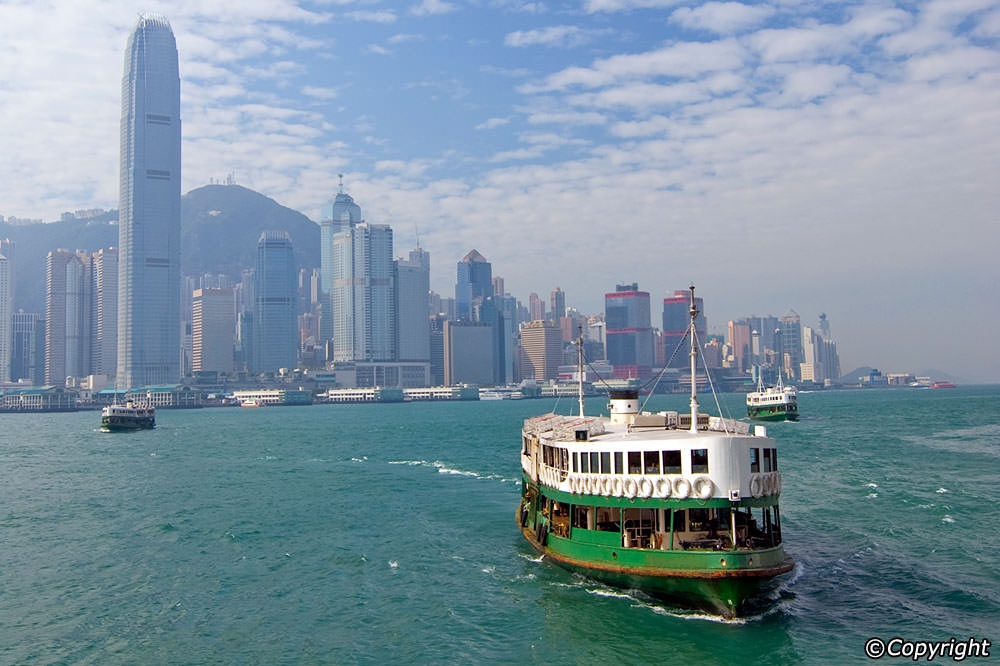 Đi phà Star vào giờ cao điểm: Đội tàu của Star Ferry đã hoạt động trên cảng Victoria từ năm 1880 và là một trong những phương tiện được du khách yêu thích nhất. Bạn nên tránh khoảng 8h-9h30 và 18h-19h nếu không muốn phải chen chúc với hàng nghìn người.
