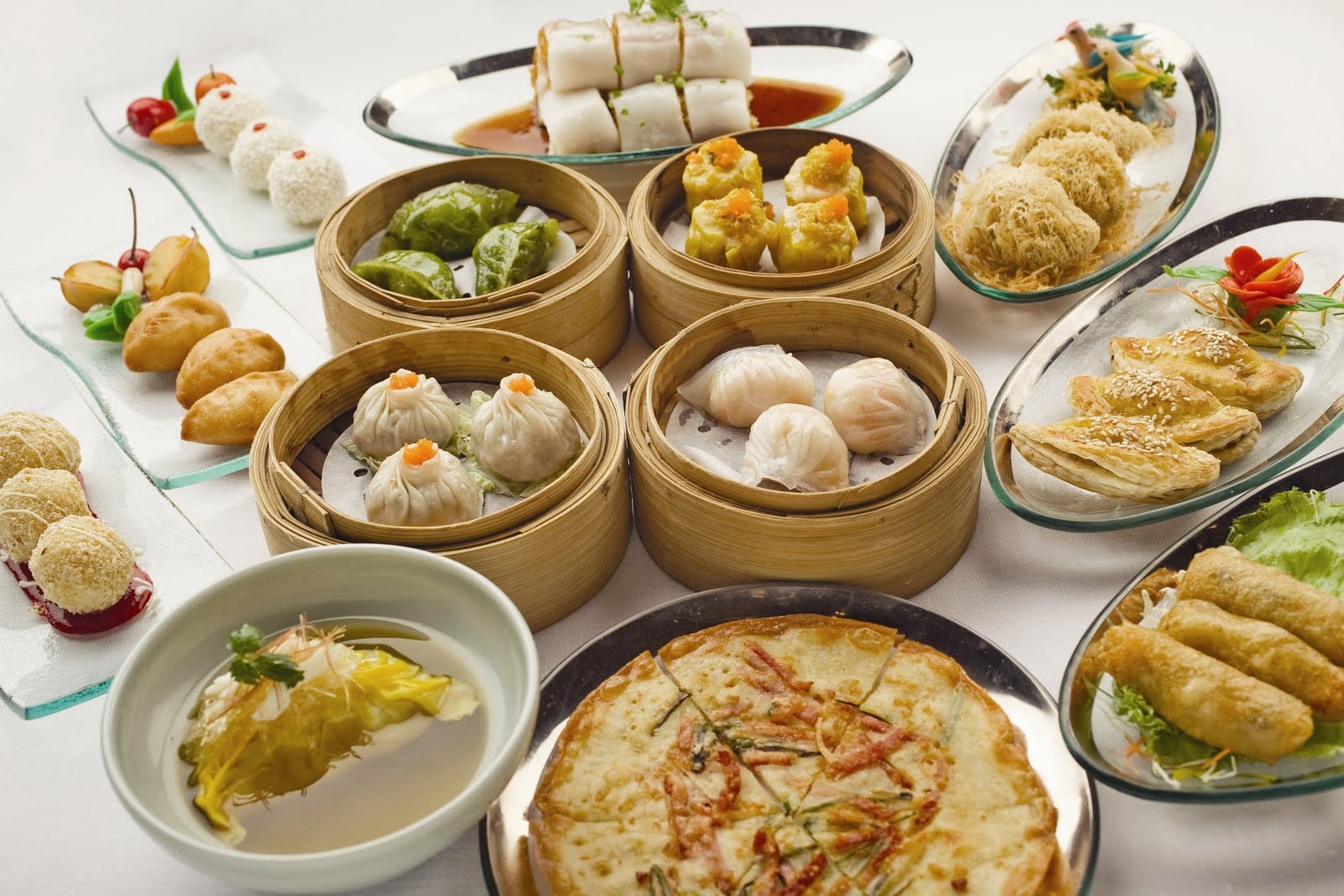 Chỉ ăn dimsum:  Hong Kong nổi tiếng với những bữa dimsum thịnh soạn, hấp dẫn. Tuy nhiên, bạn nên dành thời gian khám phá thêm các món đặc sản của vùng đất này, từ quán ăn vỉa hè tới nhà hàng hạng sang. Hong Kong là điểm giao thoa văn hóa, do đó du khách sẽ dễ dàng tìm thấy những quán phục vụ ẩm thực Anh, Thái Lan, Ấn Độ... với biến tấu rất riêng. Ảnh: Passion-dimsum.