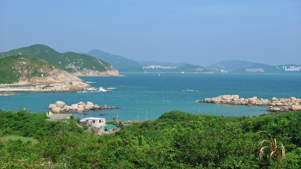 Chỉ ở đảo chính Hong Kong: Khu vực này còn có hơn 260 hòn đảo, trong đó nhiều đảo có thể tiếp cận bằng phà với chi phí không quá đắt đỏ. Mỗi đảo sẽ đem lại cho du khách một trải nghiệm khác biệt: đảo Nam Nha với các bãi biển tuyệt đẹp, bình yên; đảo Bình Châu là nơi có đồi Finger và đền Bảy Cô; đảo Trường Châu với hải sản ngon tuyệt. Ảnh: Randomwire.