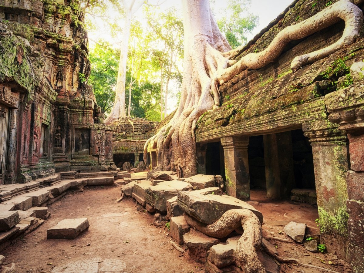 Siem Reap, Cambodia: Lonely Planet đánh giá Angkor Wat là điểm đến tuyệt nhất thế giới năm 2014. Quần thể kiến trúc cổ có quy mô khổng lồ này nằm sâu trong rừng của Siem Reap, với đầy đủ kênh đào, đền miều, hầm mộ, cung điện.