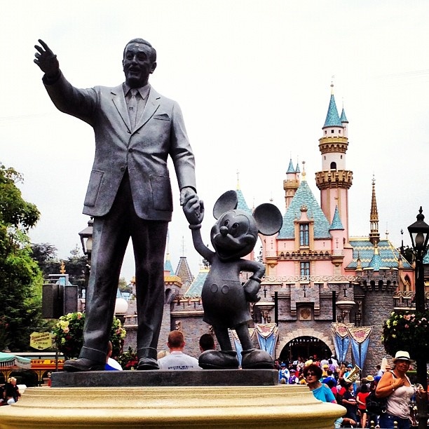 1. Disneyland (Anaheim, California, Mỹ): Không có gì khó hiểu khi công viên giải trí nổi tiếng này xuất hiện dày đặc trên Instagram. Mỗi năm, Disneyland ở California đón tới hàng triệu lượt khách tham quan.