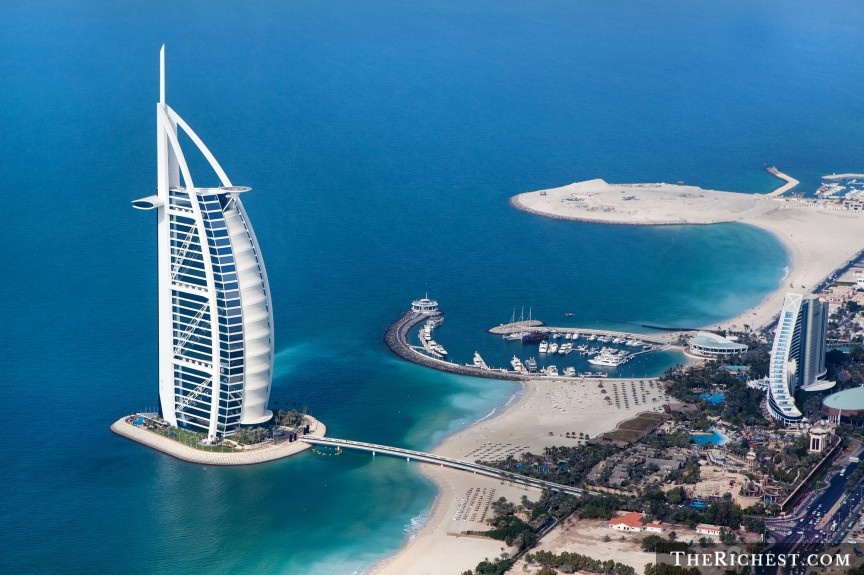 Nghỉ đêm ở Burj Al Arab: Được mệnh danh là “khách sạn 7 sao duy nhất trên thế giới”, Burj Al Arab sẽ cho du khách trải nghiệm cảm giác được sống như những ông hoàng bà chúa. Mọi dịch vụ của khách sạn này đều đạt đẳng cấp thế giới, các phòng có thiết kế xa hoa, lộng lẫy.